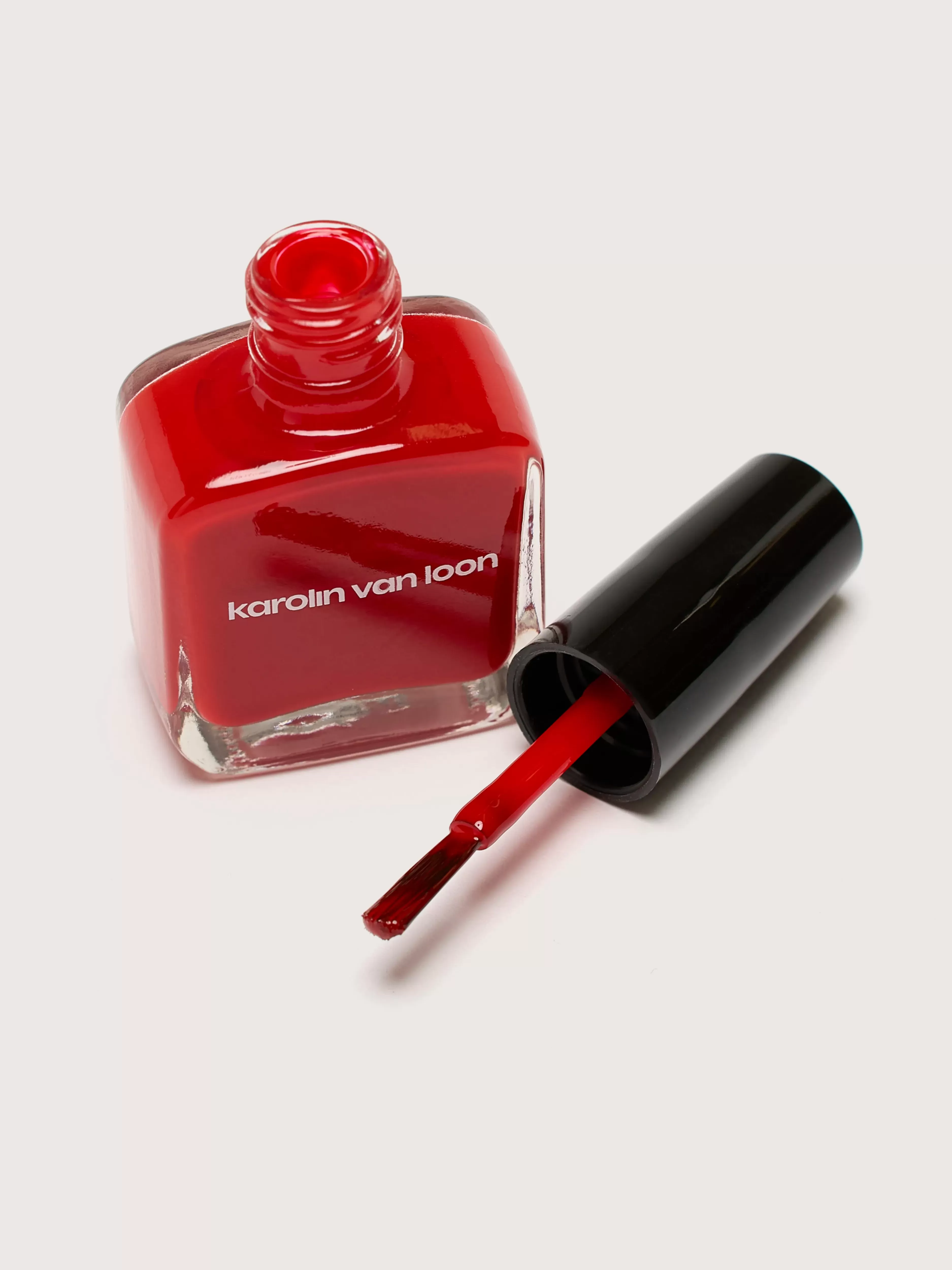 karolin_van_loon_37_tomate_rouge_nagellak_3.webp 37 Tomate Rouge Nagellak-Karolin van loon Fashion